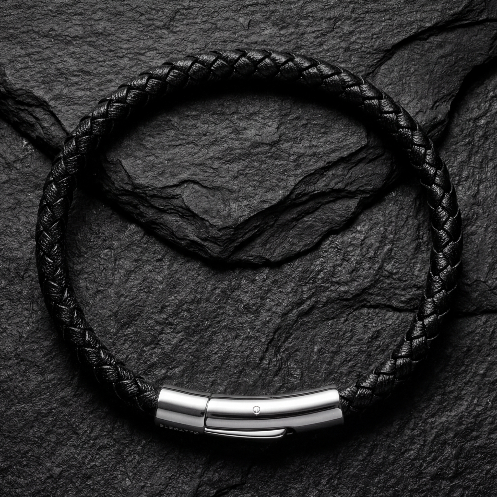 Heinrich Voss Elagio Black — 04 dark product mood